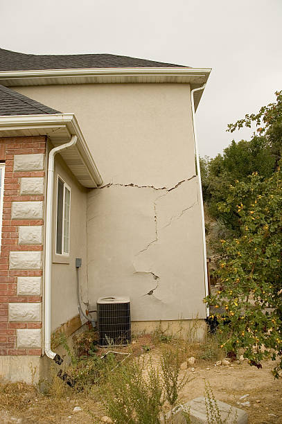 Su hogar lejos del hogar con daños en estuco debido a desplazar Foundation - foto de stock