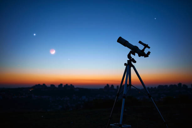 telescópio astronômico sob um céu crepúsculo pronto para observação de estrelas. - astronomia - fotografias e filmes do acervo