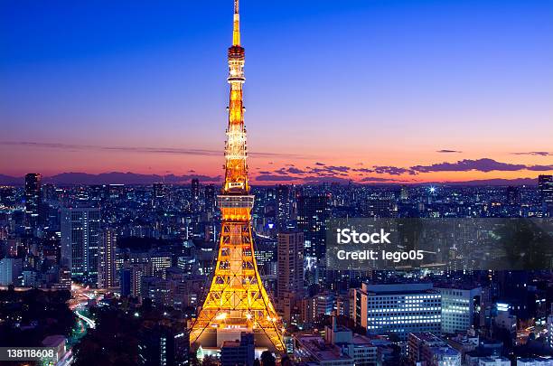 Torre De Tóquio No Crepúsculo - Fotografias de stock e mais imagens de Anoitecer - Anoitecer, Ao Ar Livre, Arranha-céu