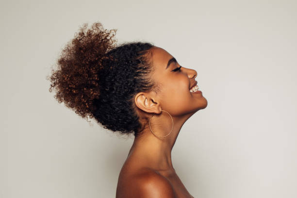hermosa chica afro con peinado rizado - perfil vista de costado fotografías e imágenes de stock