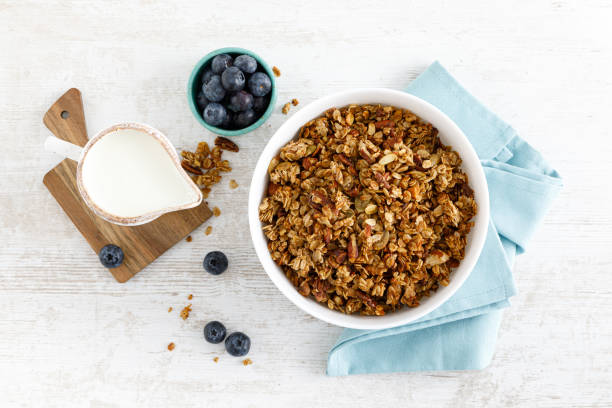 granola z orzechami i nasionami. widok z góry - bowl cereal cereal plant granola zdjęcia i obrazy z banku zdjęć