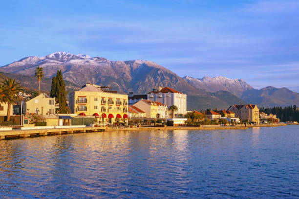 晴れた冬の日に美しい地中海の風景。  モンテネグロ - lovcen ストックフォトと画像