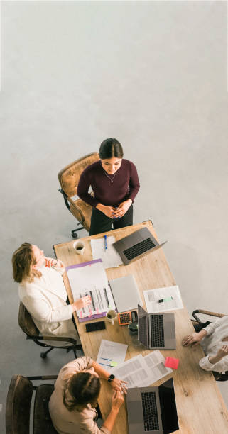 테이블 주변에서 만나는 4명의 사업가 - conference table business meeting business directly above 뉴스 사진 이미지