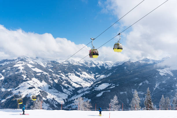 elevadores de esqui grossarl e teleféricos no inverno - ski resort winter ski slope ski lift - fotografias e filmes do acervo