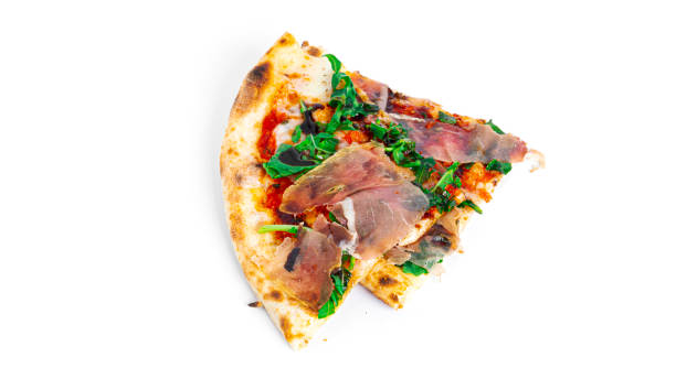 白い背景に隔離された生ハム・ディ・パルマ・ピザ。パルマハムとピザ。ジェイモンイタリア料理 - pizza homemade margharita pizza parma ham ストックフォトと画像