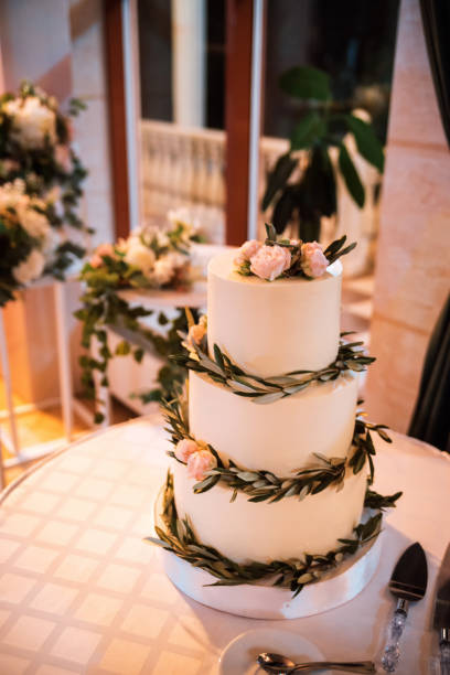 istock Wedding decor in a restaurant, the wedding cake on the table 1381316345