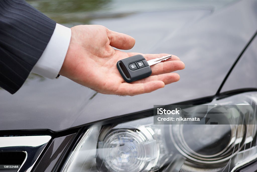 Llave de coche en una mano del hombre de negocios - Foto de stock de Abrir con llave libre de derechos