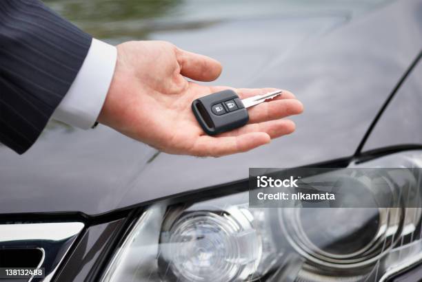 Llave De Coche En Una Mano Del Hombre De Negocios Foto de stock y más banco de imágenes de Abrir con llave - Abrir con llave, Adulto, Blanco - Color