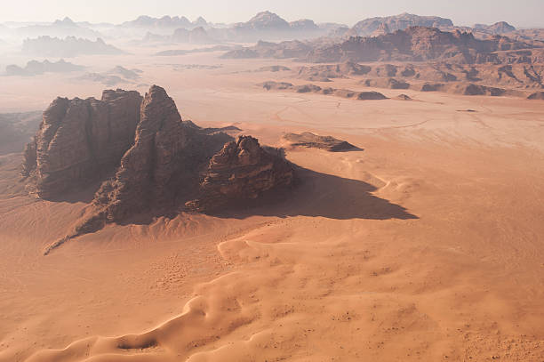 пустынный пейзаж на рассвете с воздуха - wadi rum стоковые фото и изображения