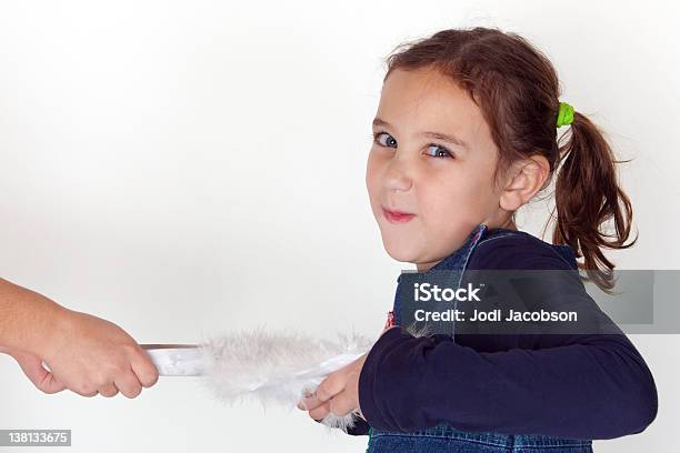 Foto de Menina Com Um Visual Travessos No Rosto Dela e mais fotos de stock de 6-7 Anos - 6-7 Anos, Agarrar, Alcançar