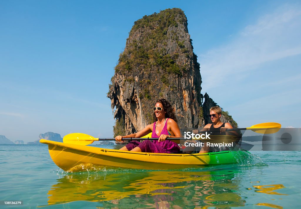 Jovens de caiaque no mar na Tailândia - Foto de stock de Adulto royalty-free