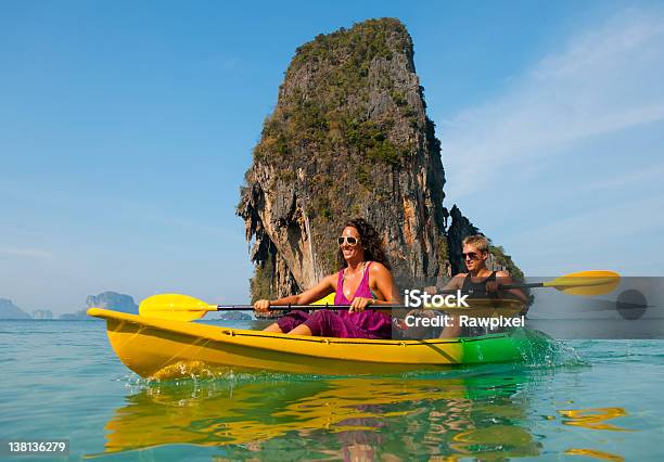 Foto de Jovens De Caiaque No Mar Na Tailândia e mais fotos de stock de Adulto - Adulto, Atividade Recreativa, Aventura