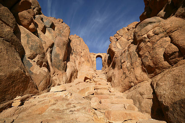 voie piétonne dans les montagnes du sinaï - sinai peninsula photos et images de collection