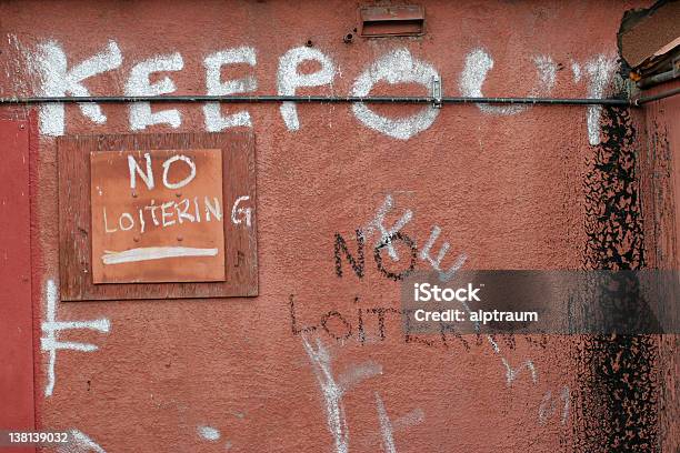 Manter Para Fora - Fotografias de stock e mais imagens de Apodrecer - Apodrecer, Beco, Branco