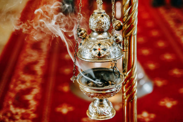 brennender weihrauch in einer orthodoxen kirche - orthodoxes christentum stock-fotos und bilder