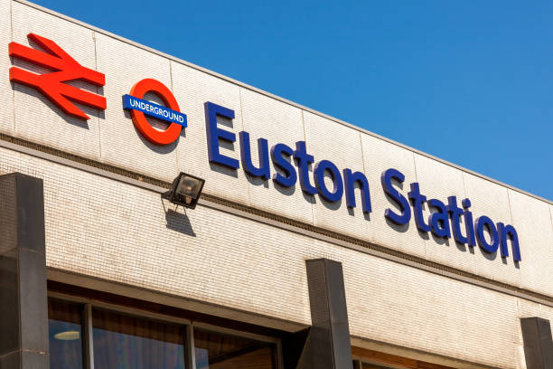 euston railway station cartello - british rail foto e immagini stock