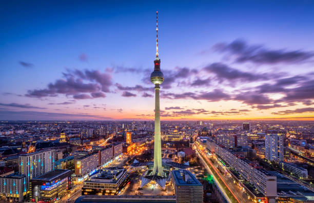 berliner skyline-panorama mit berühmtem fernsehturm am alexanderplatz. deutschland - germany tourism skyscraper urban scene stock-fotos und bilder