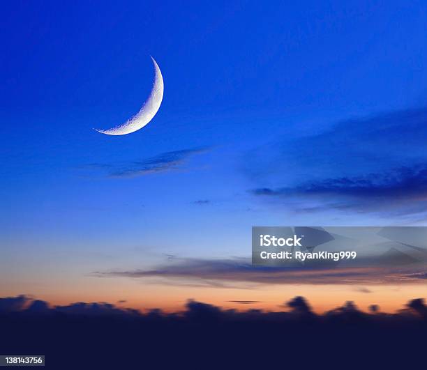 Crescent Mond Mit Schönen Sonnenuntergang Hintergrund Stockfoto und mehr Bilder von Halbmond - Form