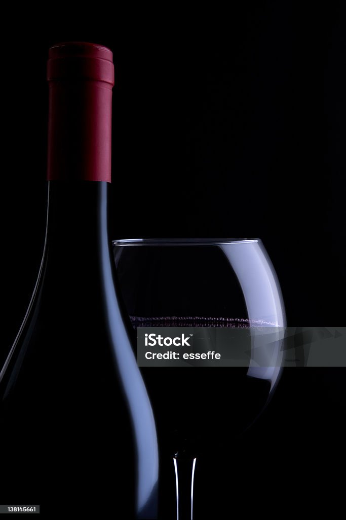 Bottiglia e bicchiere con vino rosso - Foto stock royalty-free di Alchol