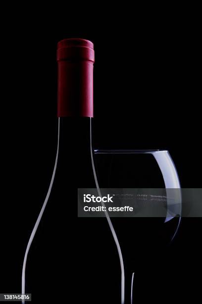 Kieliszek Do Wina - zdjęcia stockowe i więcej obrazów Czarne tło - Czarne tło, Czerwone wino, Alkohol - napój