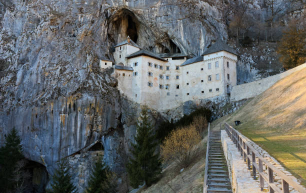 castillo de predjama en postojna - formación karst fotografías e imágenes de stock