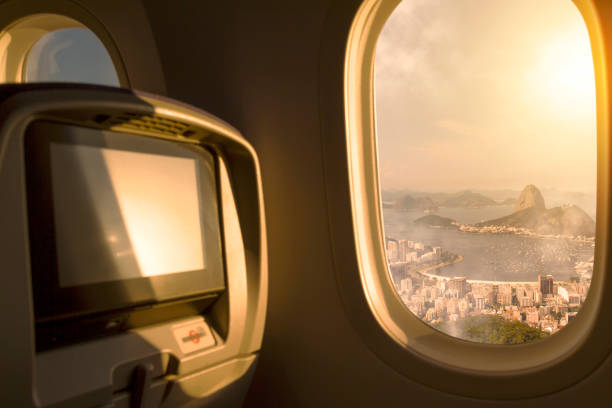 空港を離陸した後、窓飛行機経済席からリオデジャネイロ市、ブラジルサンセット/日の出空の空中写真。 - rio de janeiro corcovado copacabana beach brazil ストックフォトと画像