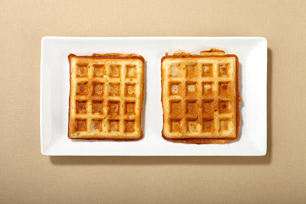 deux gaufre belge sur une plaque rectangulaire fine - waffle waffled belgian waffle food photos et images de collection