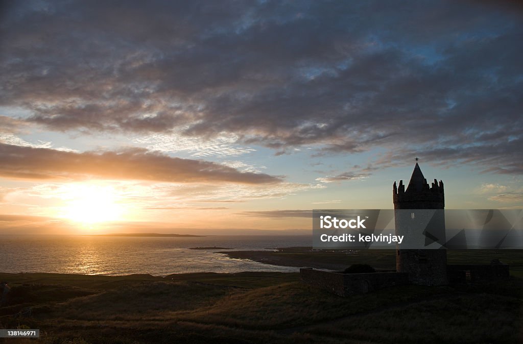 Castello irlandese tramonto - Foto stock royalty-free di Castello