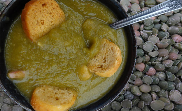 sopa de ervilha dividida servida em uma tigela de sopa - vegan pea soup - fotografias e filmes do acervo