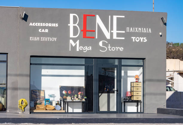 bene mega store na santorini na wyspach egejskich południowych, grecja - log fire zdjęcia i obrazy z banku zdjęć