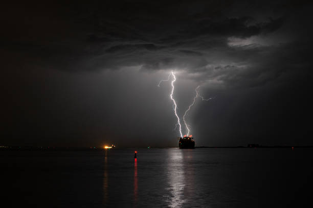 船の近くの海上で落雷 - sailing ship flash ストックフォトと画像