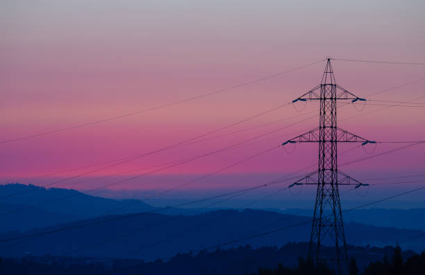 silhouette de tour électrique à haute tension au coucher du soleil à braga, au portugal. - megawatt photos et images de collection