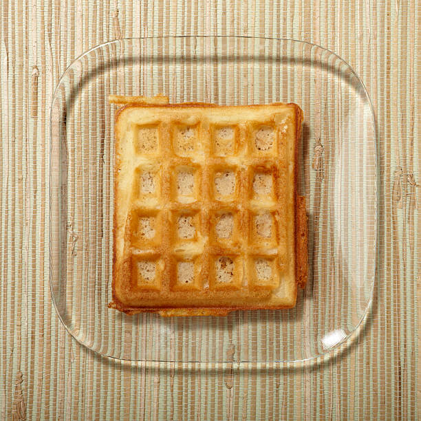 gaufre belge sur une plaque clair - waffle waffled belgian waffle food photos et images de collection