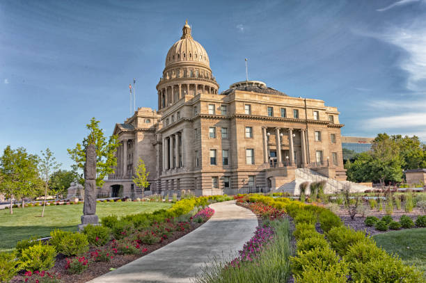 boise idaho state capitol with walkway - idaho state capitol imagens e fotografias de stock