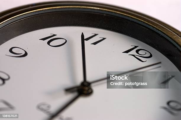 Mano De Tiempo Foto de stock y más banco de imágenes de Aguja de Reloj - Aguja de Reloj, Blanco - Color, Contar - Cálculo