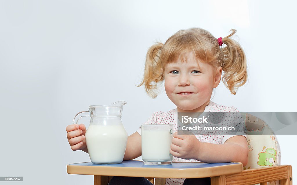 La bambina con latte - Foto stock royalty-free di Brocca