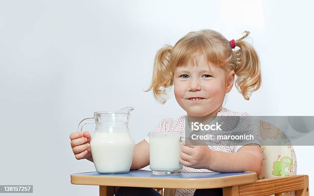 La Bambina Con Latte - Fotografie stock e altre immagini di Brocca - Brocca, Composizione orizzontale, Fotografia - Immagine