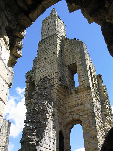 warkworth castle ruinen tower - warkworth castle stock-fotos und bilder