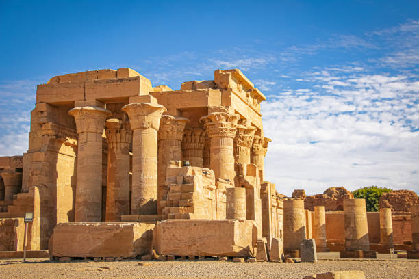 le rovine dell'antico tempio di sebek a kom - ombo, egitto. - ancient world foto e immagini stock