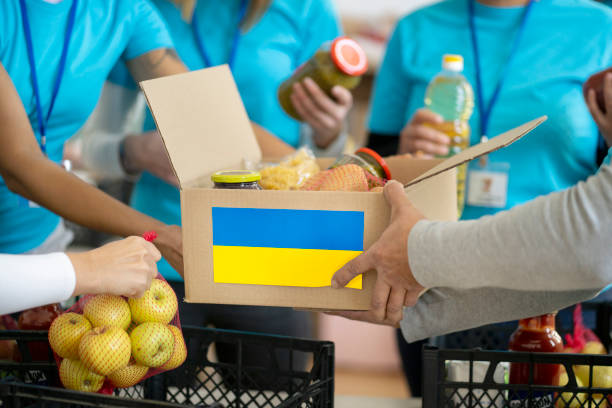 ajuda humanitária para pessoas necessitadas na ucrânia - charity and relief work volunteer assistance food - fotografias e filmes do acervo