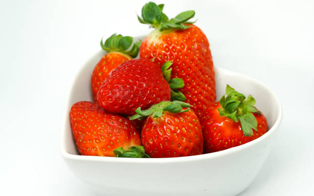 istock Fresas sobre fondo blanco 1381592762