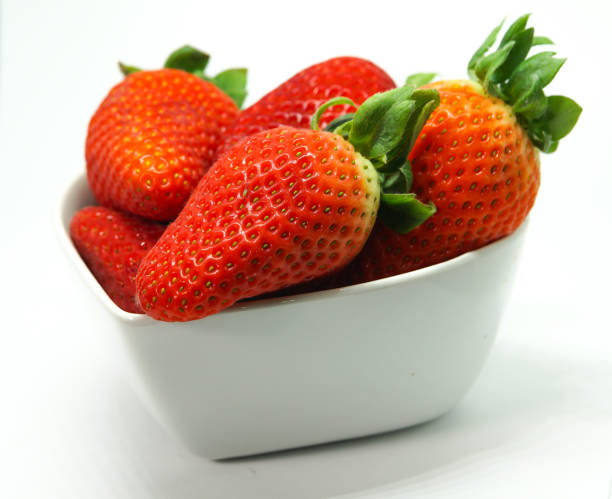 istock Fresas sobre fondo blanco 1381592788