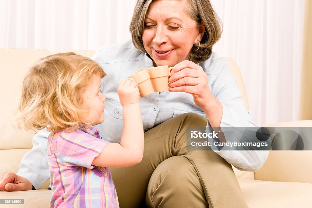 Großmutter und Enkelin drink kleinen Körbchen - Lizenzfrei 60-69 Jahre Stock-Foto