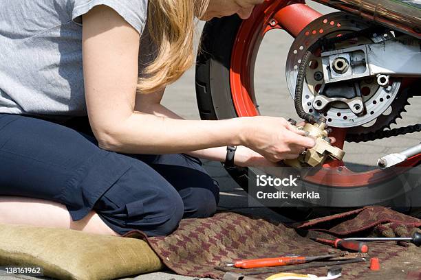 Frau Reparing Motorrad Stockfoto und mehr Bilder von Motorrad - Motorrad, Reinigen, Am Rand