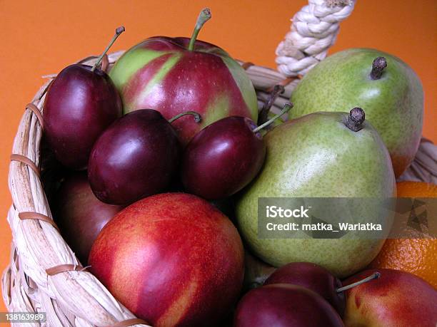 Frutas Foto de stock y más banco de imágenes de Cesta - Cesta, Cesta de regalo, Ciruela