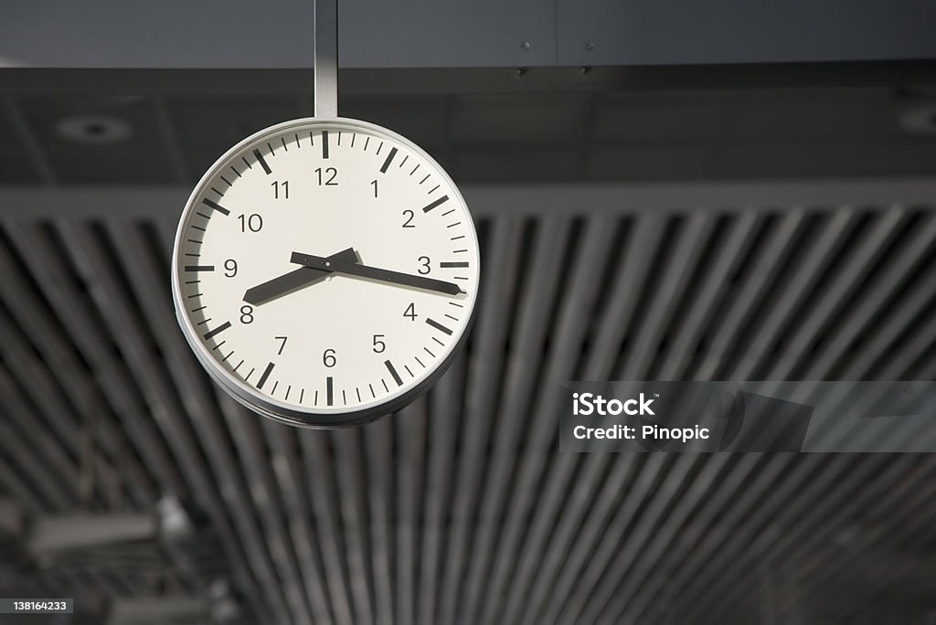 Reloj público en Frankfurt con copyspace - Foto de stock de Reloj libre de derechos