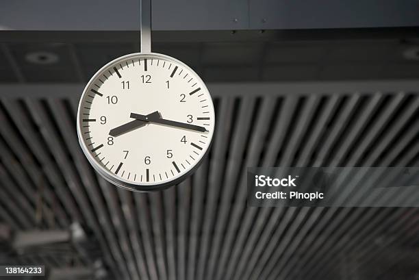 Reloj Público En Frankfurt Con Copyspace Foto de stock y más banco de imágenes de Reloj - Reloj, Estación de tren, Estación de metro