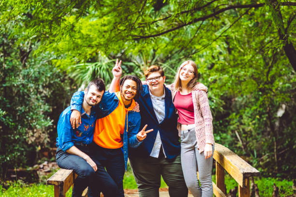 groupe souriant de bons amis, amitiés diverses, jeunes sur une photo heureuse - animateur de colonie de vacances photos et images de collection