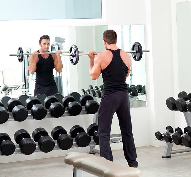gym persönlichen trainer mann mit gewichtstraining - muscular build action human muscle black and white stock-fotos und bilder