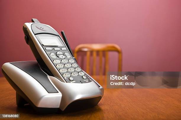 Telefono Cordless Sul Tavolo E Sedia - Fotografie stock e altre immagini di  Telefono fisso - Telefono fisso, Interno di casa, Telefono - iStock